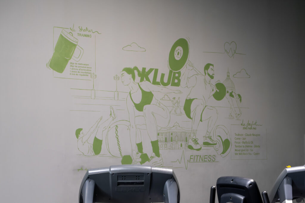 Fresque murale représentant le sport et le fitness en kaki sur un mur gris